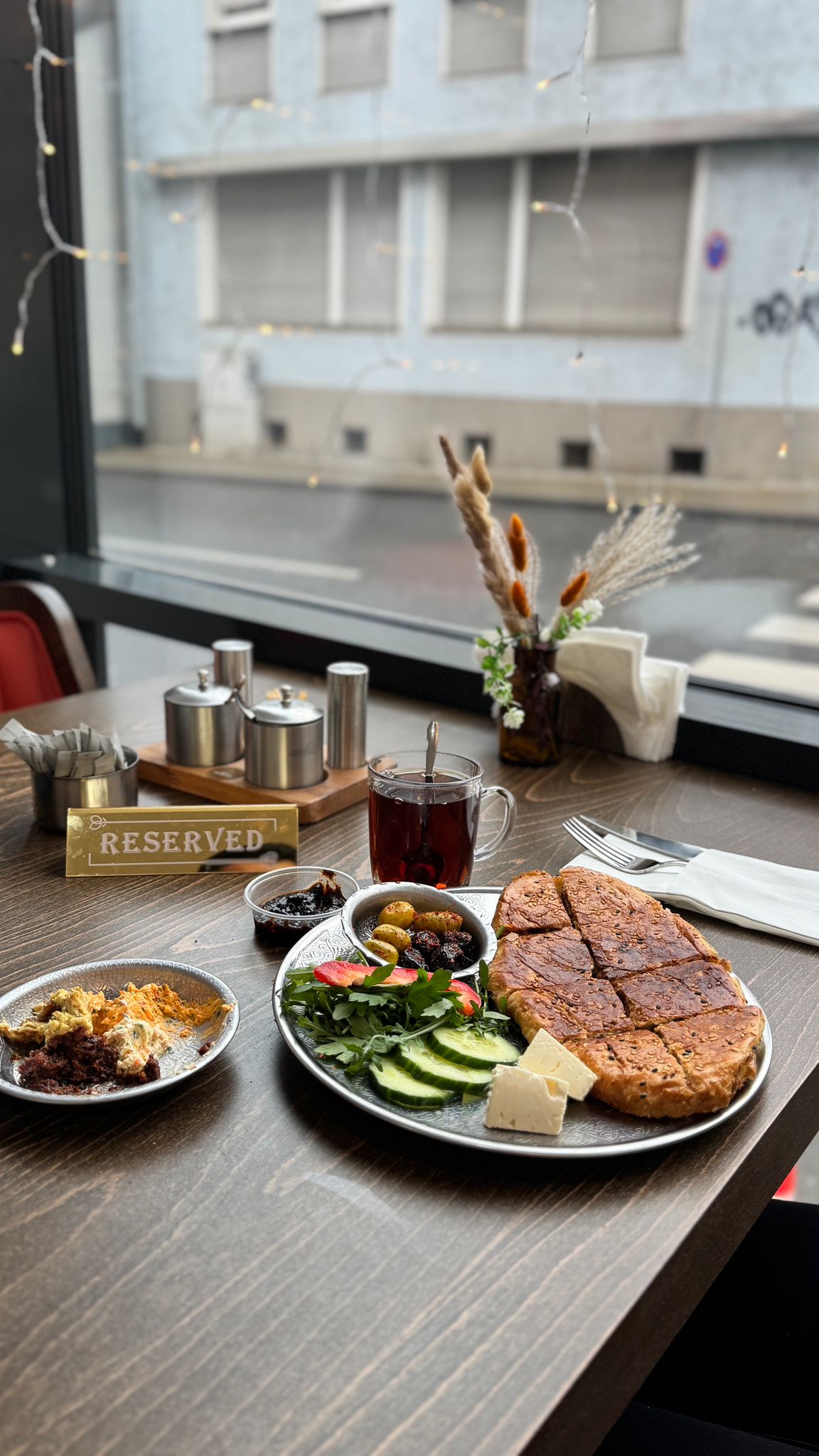 Chef bereitet Essen zu